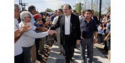 En medio de los roces, Alperovich lanz� obras