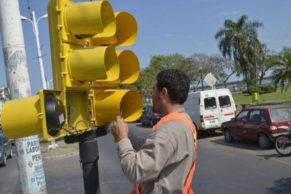 Avanza la modernizaci�n de sem�foros en varios puntos de la Ciudad