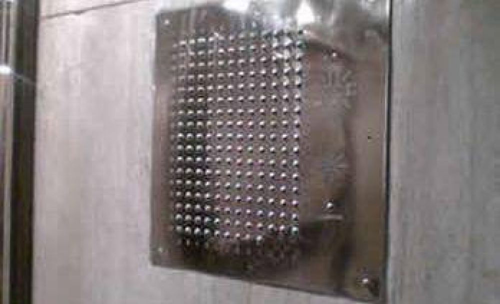 Enga�an a anciana y la asaltan cuando abre la puerta