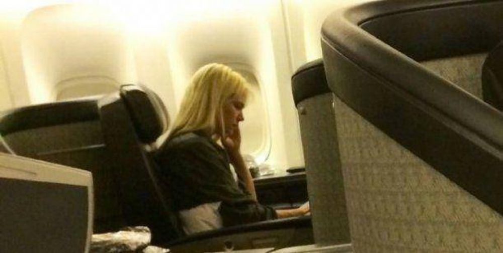 Escrache a Valeria Mazza en un avi�n