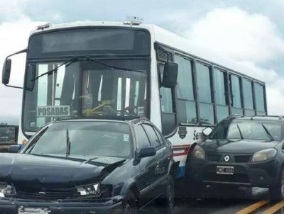Un colectivo choc� con dos autos en el puente Internacional