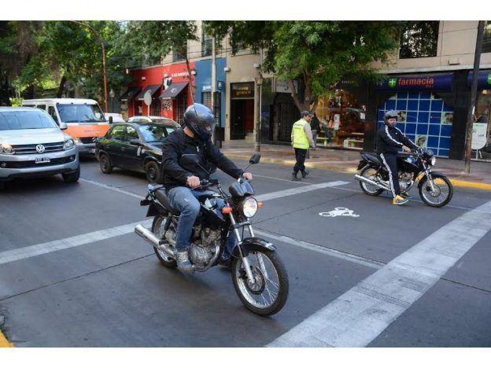 En Mendoza las motos ya tienen un lugar exclusivo para esperar la luz verde del sem�foro