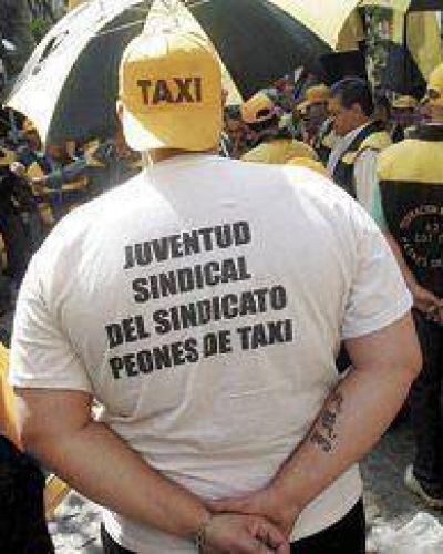Incidentes entre taxistas: nueve heridos