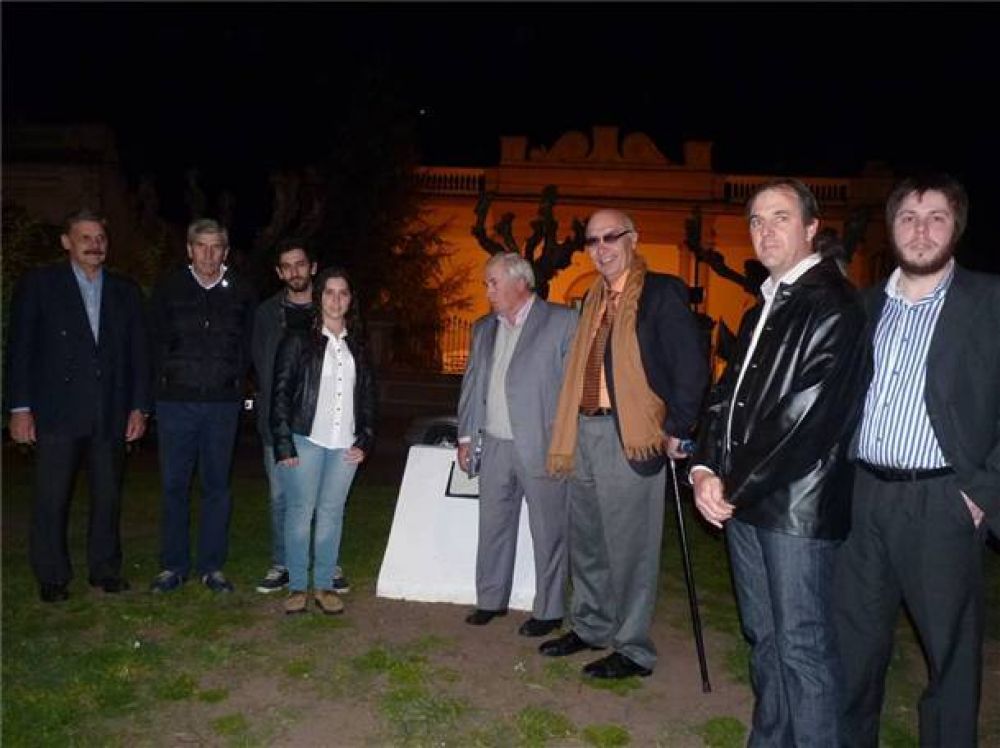 Se restituy� la placa en homenaje a Arturo Ilia