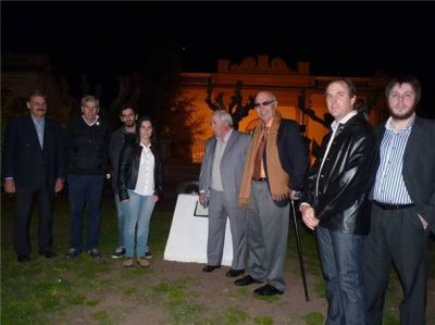Se restituy� la placa en homenaje a Arturo Ilia