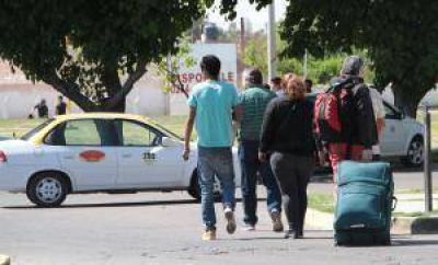 Remiseros cortaron la entrada de la Terminal y hubo caos con los pasajeros