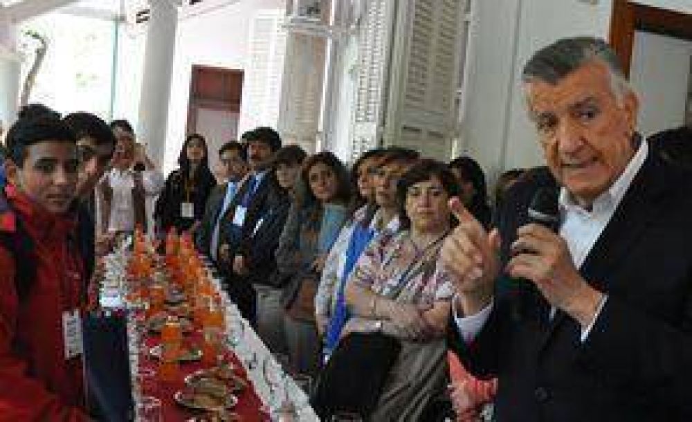 Proyecto Estudiantil: J�venes comprometidos con la Democracia visitaron a Gioja