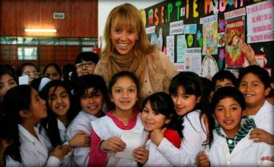 Larraburu entreg� bandera de ceremonias a la Escuela 295