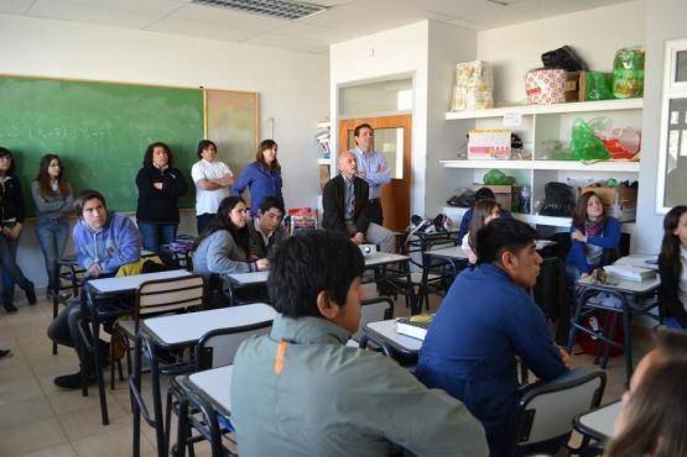 Cotillo escuch� experiencia educativa de estudiantes
