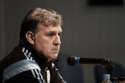 Gerardo Martino convoc� a tres jugadores del f�tbol local para la gira por Asia: Marches�n, Gago y Vangioni