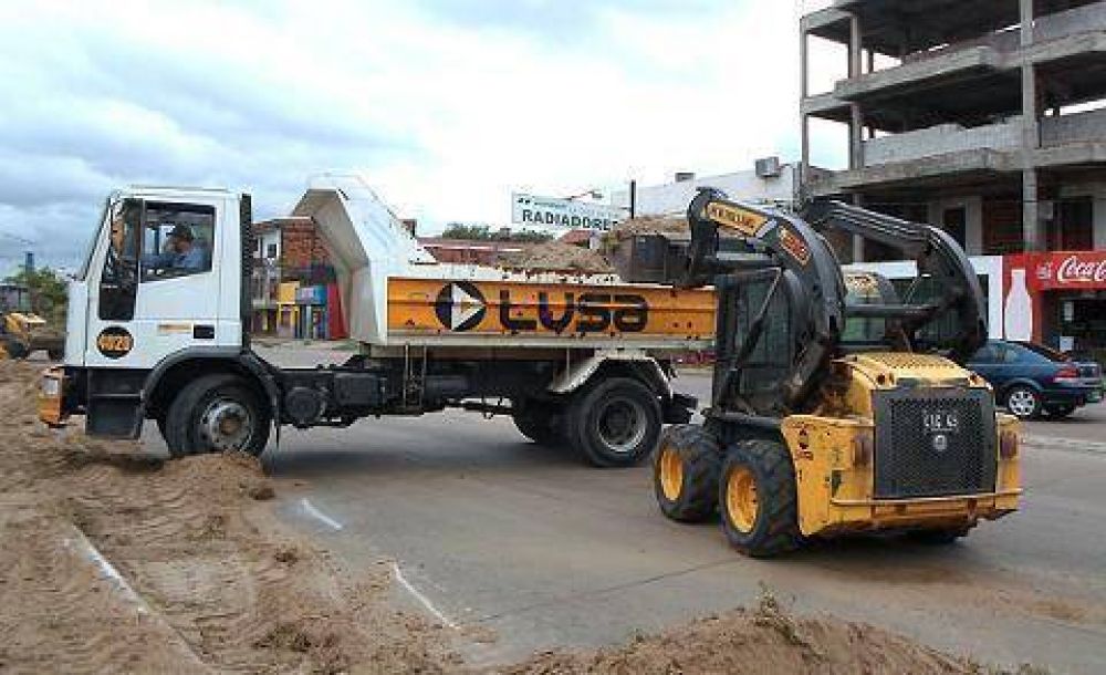 La Comunica inici� intenso operativo nivelaci�n y parquizaci�n del parterre central de la avenida Independencia