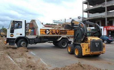 La Comunica inici� intenso operativo nivelaci�n y parquizaci�n del parterre central de la avenida Independencia