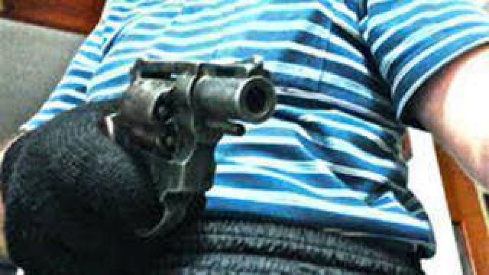 Le pusieron un arma en la nuca para robarle el celular