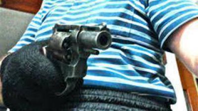 Le pusieron un arma en la nuca para robarle el celular