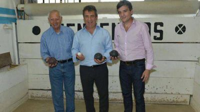 Urribarri de bochas y campa�a en el conurbano