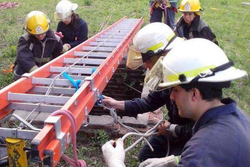 Bomberos practicaron descenso y rescate en altura en el Frigor�fico