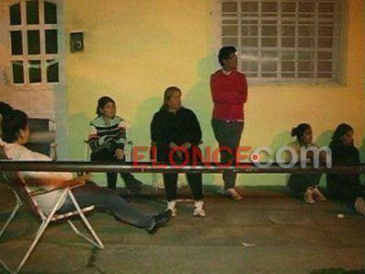 Vigilia y largas colas de padres para inscribir a ni�os en escuelas de Paran�