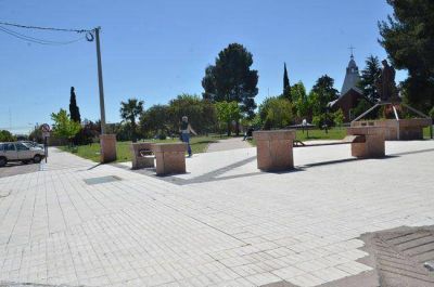 Pelea entre linyeras en una plaza: un hijo golpe� a su padre y lo dej� en grave estado