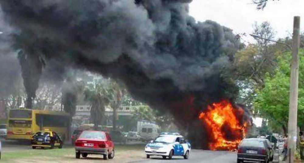 Se incendi� un colectivo de Rosario Bus