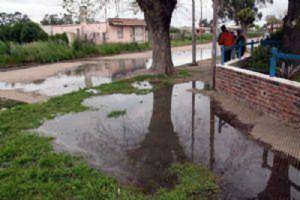 Agua que brota del cordn de la vereda y cloacas desbordadas