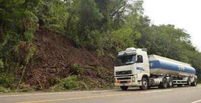 Por un desmoronamiento qued� reducida la calzada de la ruta 14