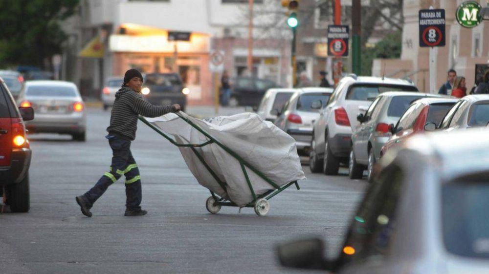 Los cartoneros piden a la Municipaldad un cambio urgente de las carretas a mano