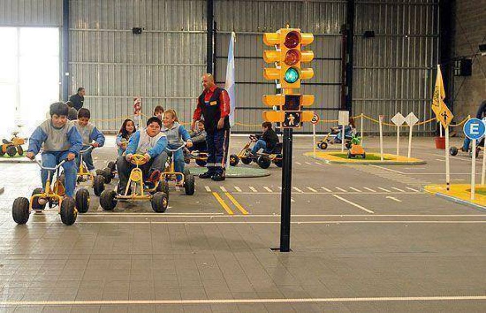 Un parque infantil de tr�nsito y un aula rodante para concientizar sobre educaci�n vial