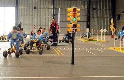 Un parque infantil de tr�nsito y un aula rodante para concientizar sobre educaci�n vial