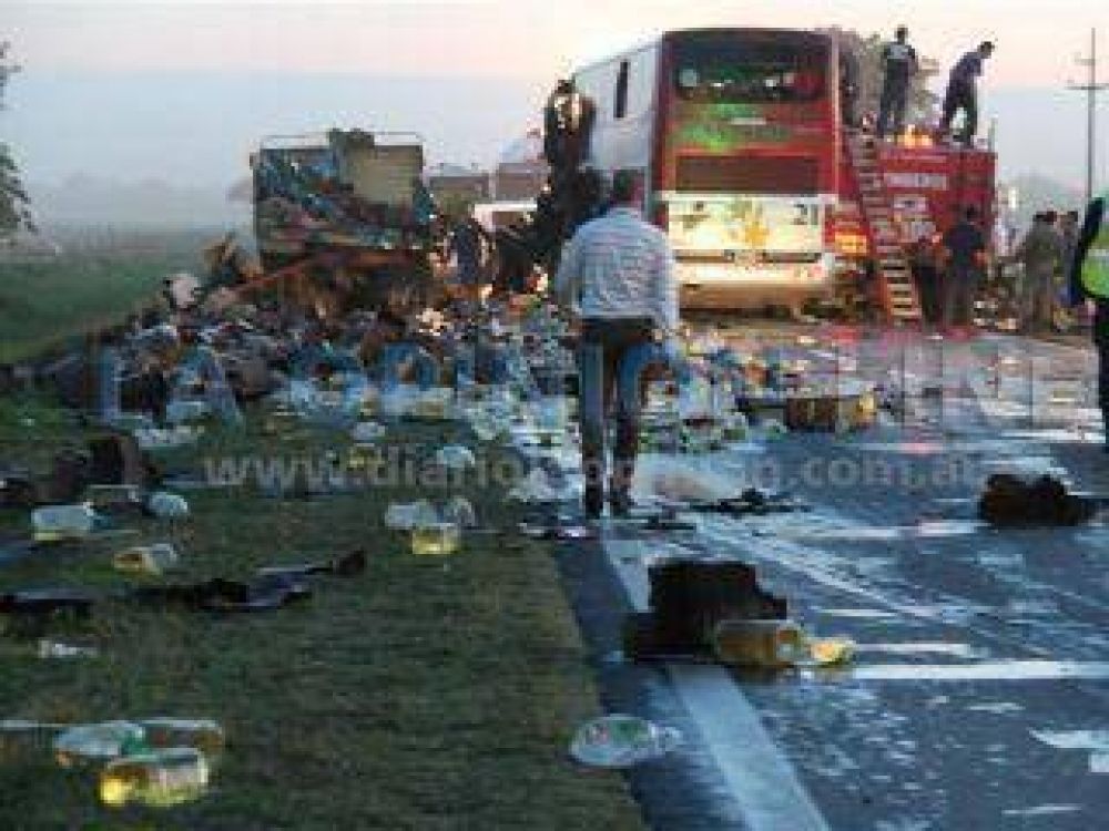 Un micro con 60 santiague�os a bordo sufri� un grave accidente: Confirman 3 muertes