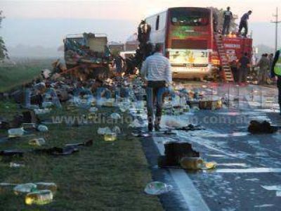 Un micro con 60 santiague�os a bordo sufri� un grave accidente: Confirman 3 muertes