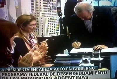 Santa Cruz firm� acuerdo de refinanciaci�n
