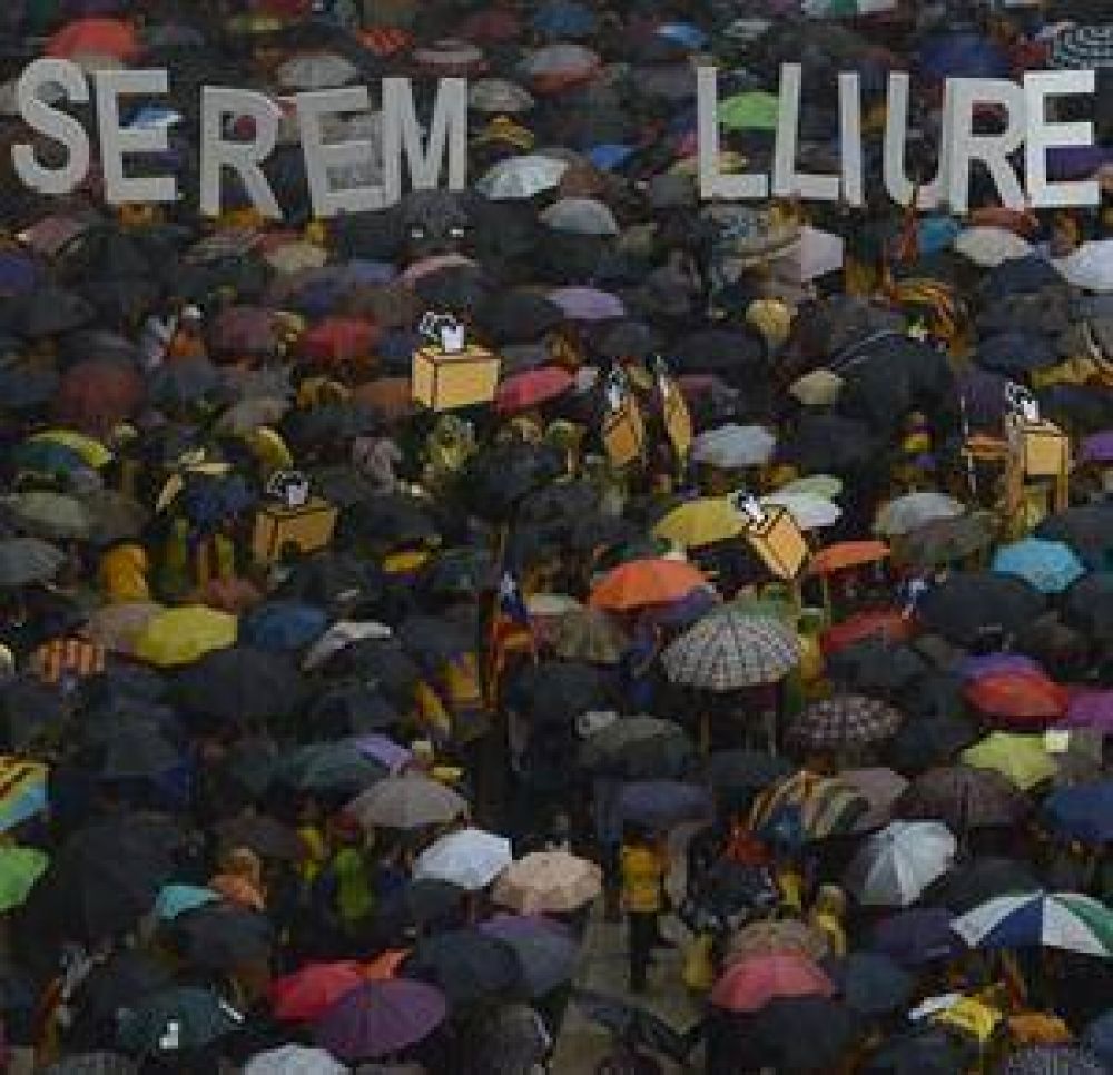 Una multitud de catalanes presionaen la calle para que se haga la consulta