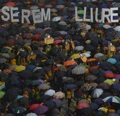 Una multitud de catalanes presionaen la calle para que se haga la consulta