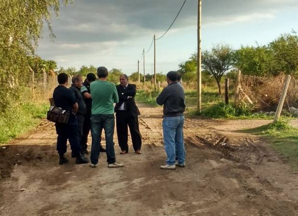 En busca de huellas, inspeccionaron la casa de la beba enterrada