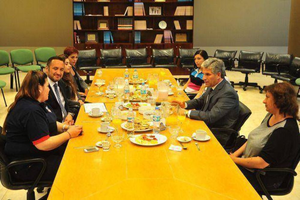 El gobernador merend� con los mejores promedios