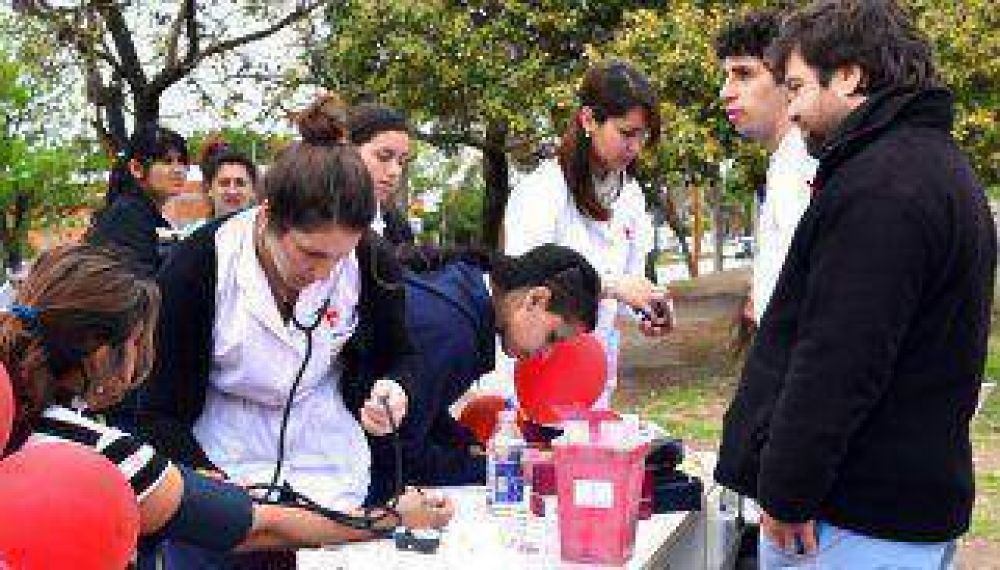 Estudiantes de Enfermer�a hicieron ayer controles de presi�n y glucemia