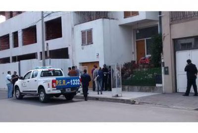 Encontraron a una mujer golpeada, atada y encerrada en su propia casa