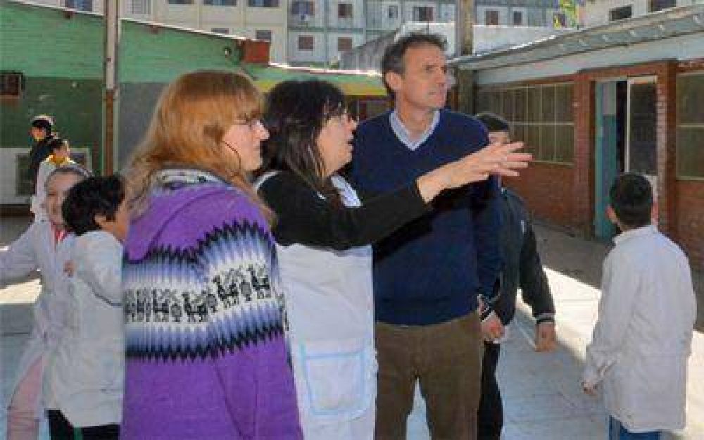 Katopodis visit� la escuela N� 36 de San Andr�s