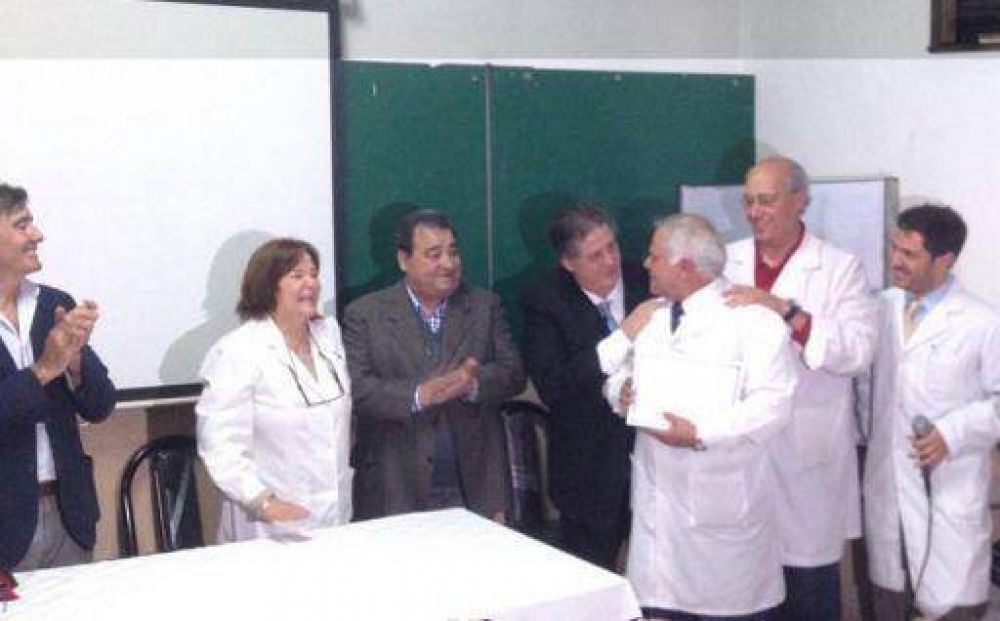 Curto y Collia entregaron medallas a jubilados del Hospital Carrillo
