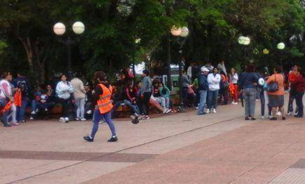 Reclaman el pago de sus sueldos frente a la Casa de Gobierno