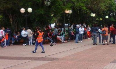 Reclaman el pago de sus sueldos frente a la Casa de Gobierno