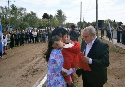 Jorge inaugur� viviendas y obras en Luan Toro