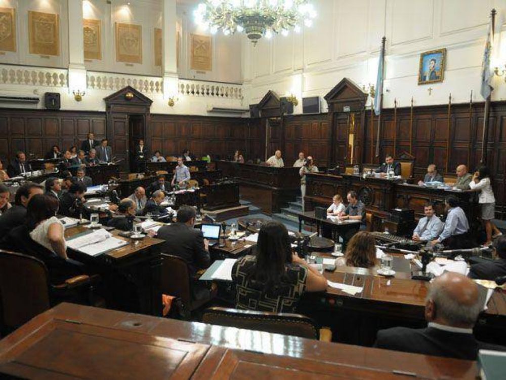 Avanza un proyecto que impedir� portar armas a los polic�as con denuncias de violencia de g�nero