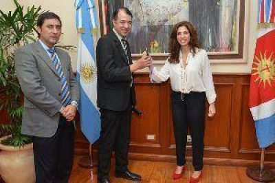 La Dra. Claudia Zamora entreg� un cami�n cisterna a Villa Nueva