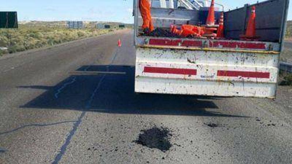 Iniciaron tareas de bacheo en acceso sur a Puerto Madryn