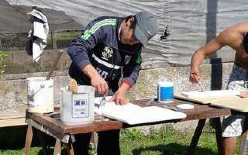 Presos reparan muebles de escuelas en Azul