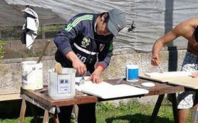 Presos reparan muebles de escuelas en Azul