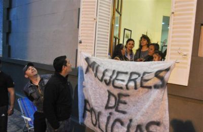 Batalla campal con polic�as en la Casa de Gobierno de Neuqu�n