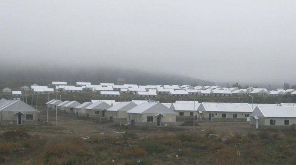 IPPV firm� acta acuerdo por cupos en el plan de 645 viviendas de Bariloche