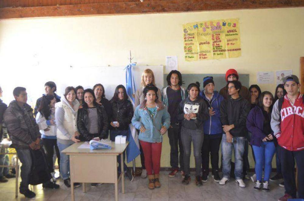 Garc�a Larraburu visit� las instalaciones de la escuela para j�venes N� 3
